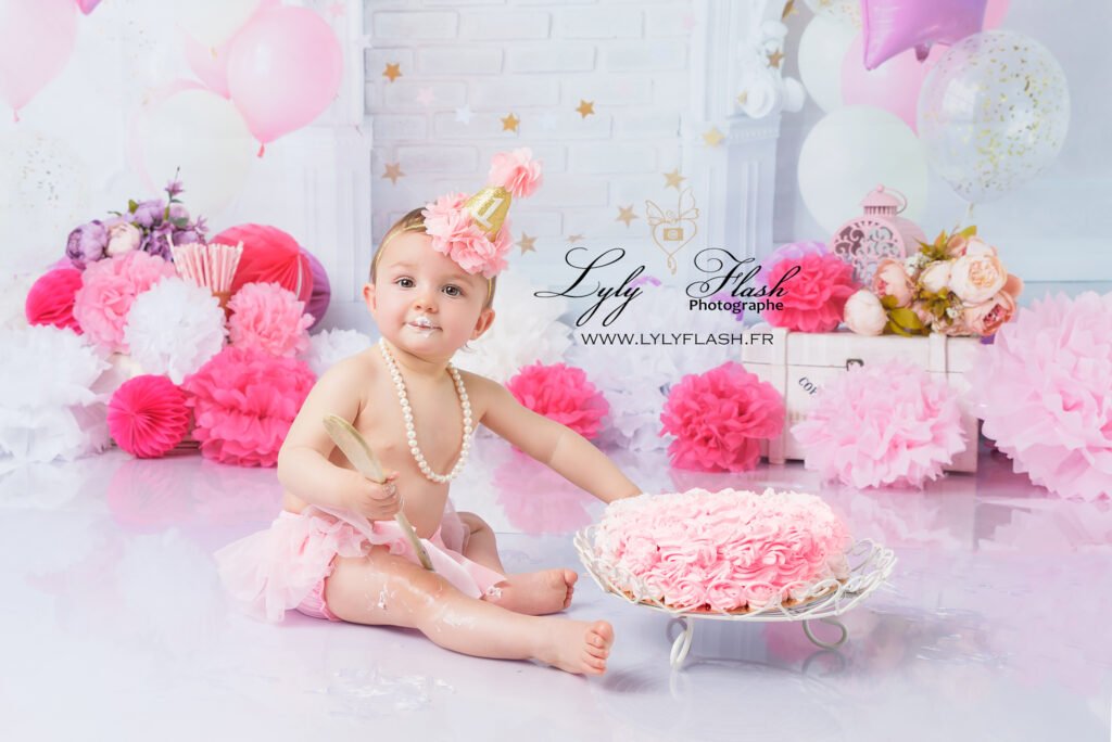 Un bébé fête son anniversaire sous les flash t avec un beau gâteau à Nice