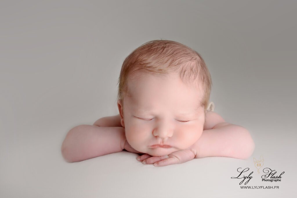 photographie d'un bébé à la naissance sur menton