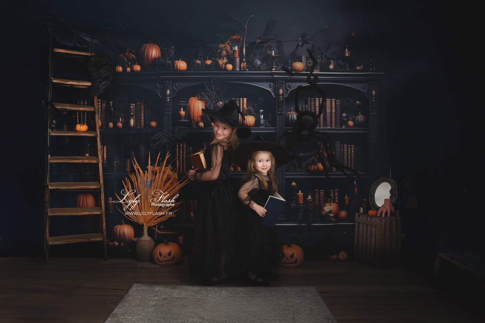 photo petite sorcières d'halloween dans une librairie luxueuse du var