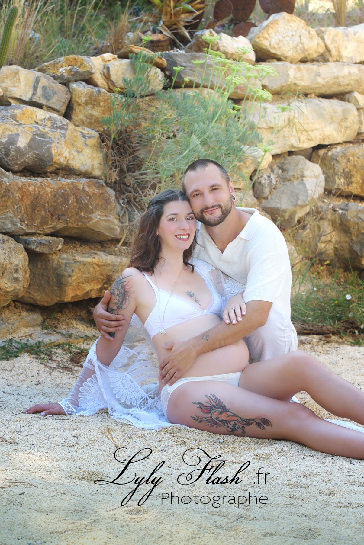 Couple amoureux et future maman pendant une séance photo grossesse au Val