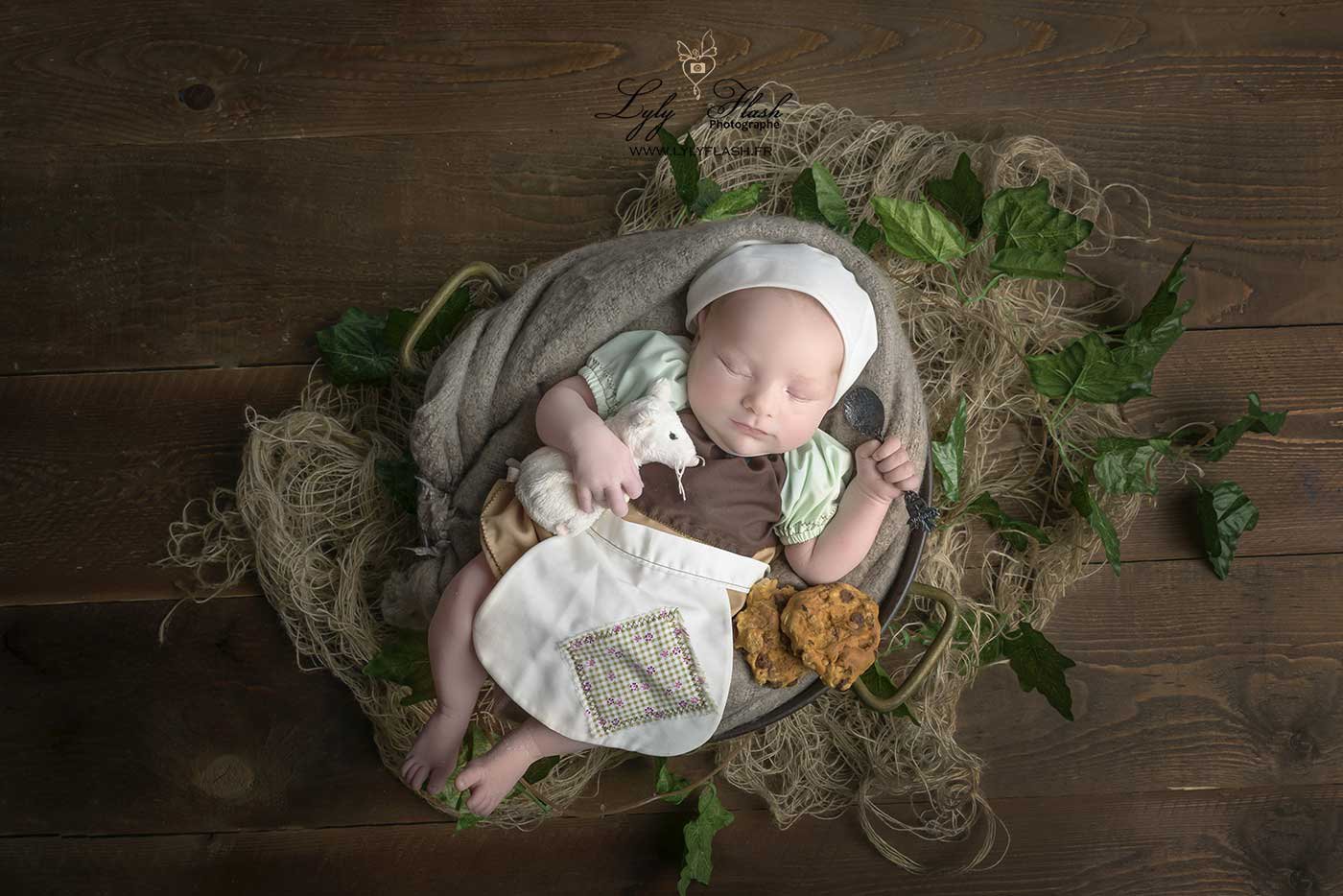 Photo naissance Cendrillon bébé nouveau-né dans un décor de conte artistique et féerique