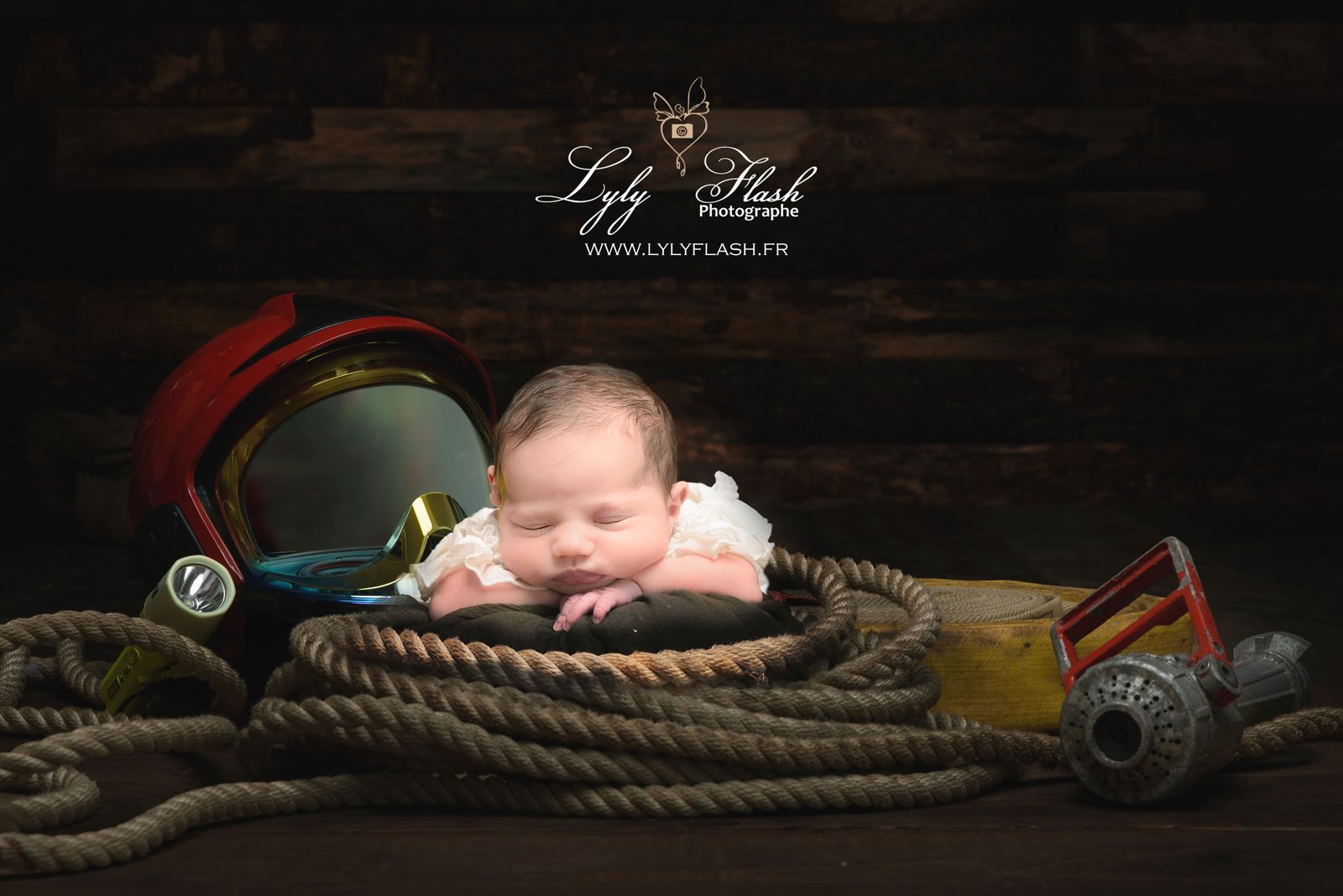 Photographe Var naissance artistique bébé univers pompier
