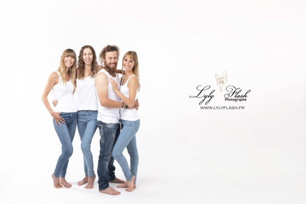 comment-choisir-le-bon-photographe-de-famille une famille de 4 adulte en shooting photo a brignoles