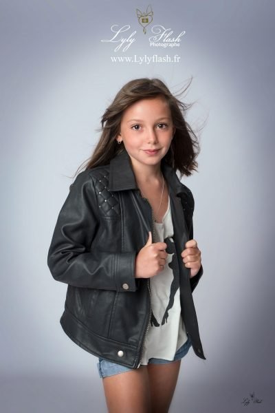 une jeune fille de 12 ans pose en séance photo mode
