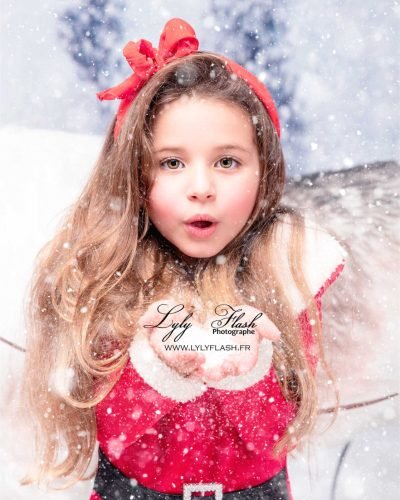 Photo-Noel-Photographe-Enfant-Magie-Pere-Noel-Var Plongé au cœur de la magie de Noël, un enfant s'émerveille devant un décor féerique digne d'un film, lors d'une séance photo inoubliable avec Lyly Flash Photographe. Autour de lui, des sapins décorés scintillant de mille feux, de Les faux flocons de neige tombent doucement, créant une ambiance hivernale parfaite. Des montagnes de cadeaux colorés entourent la scène, et chaque détail est soigneusement pensé pour rappeler la magie de cette période de l'année, affiche. un rayonnant souriant, les yeux pétillants d'émerveillement, comme s'il venait tout droit d'un conte de Noël, installé dans le Var, dans des villes comme Toulon, Fréjus, Hyères, Saint-Raphaël, Brignoles, La Seyne-sur-Mer, et Draguignan, fait de cette séance photo un cadeau parfait pour immortaliser des souvenirs magiques en famille Offrez à vos proches la meilleure séance photo de Noël, où chaque instant capturera un trésor rempli de magie et. " d'émotions. "Cette description met en avant l'aspect féerique du décor et la magie de Noël, tout en mentionnant plusieurs villes du Var pour attirer un grand public local