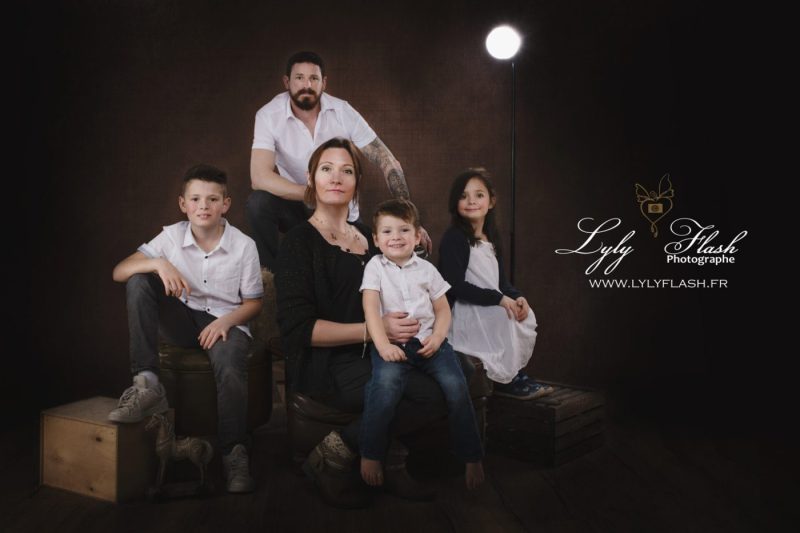 photo-famille-studio-photographe-var une photo de famille pleine de bonheur et de tendresse réalisée au studio photo pour faire un shooting photo intemporel Une famille heureuse, qui vie un moment de partage et de complicité pour une séance photo mémorable et une photographe qui sait gérer la lumière pour qu'elle soit douce et enrobante comme le confort de cette famille unie. Les famille du var et de Paca adorent venir raliser cette séance photo en famille