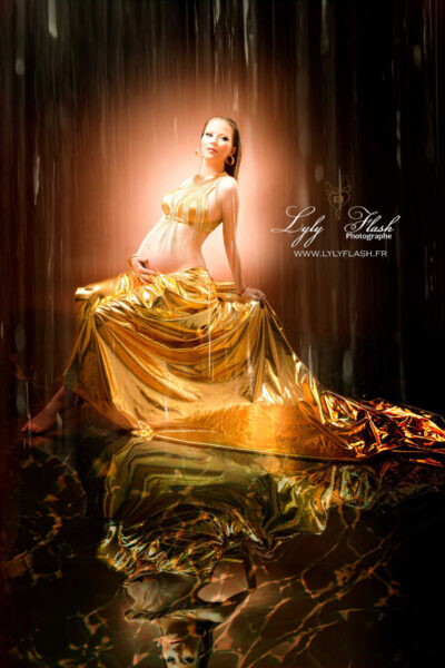 photo-grossesse-originale-photographe-studio-var photographie de grossesse la future maman est de l'or par la photographe lyly flash