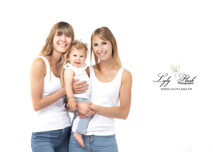 photo de famille avec bébé en studio
