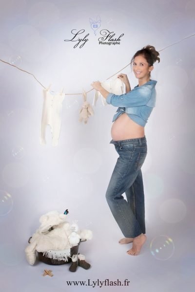 photo de grossesse humoristique pour rappeler que la naissance c'est aussi les lessives, les biberons et tout un tars de taches que l'on a oublié quand les enfants ont 14 ans d'écarts