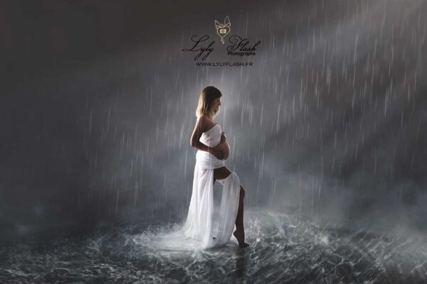 photo-grossesse-originale-photographe-studio-var photo de grossesse originale et incroyable, du jamais vue, un travail et un investissement spectaculaire. Cette future maman met en valeur comme personne son ventre rond et la photographe du var a su de facon intelligente la mettre en valeur pendant son shooting de femme enceinte