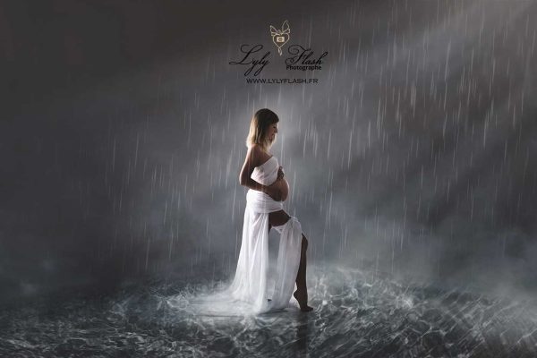 Photo-Grossesse-Originale-Photographe-Studio-Var photo de grossesse originale et incroyable, du jamais vue, un travail et un investissement spectaculaire. Cette future maman met en valeur comme personne son ventre rond et la photographe du var a su de facon intelligente la mettre en valeur pendant son shooting de femme enceinte