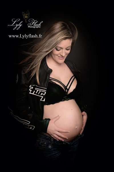 photo grossesse marseille photo d une femme enceinte avec un cuir de moto