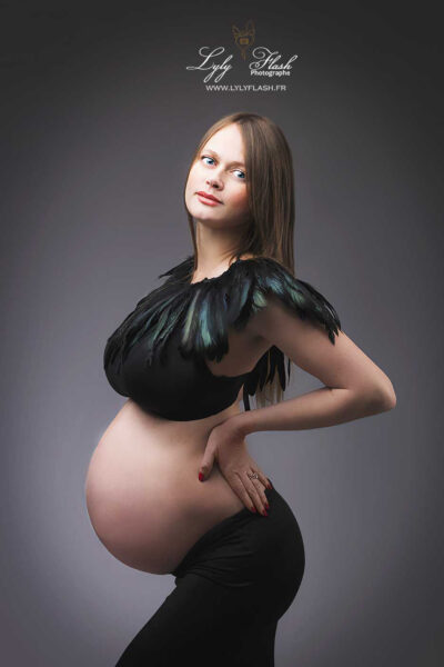 photographe-grossesse-seance-shooting-photo-femme-enceinte-studi Bell photo de femme nceinte avec des plumes pndant un shooting mode