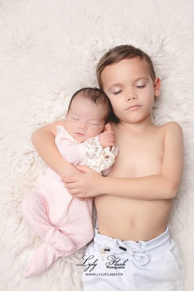 seance-photo-naissance-enfant-frere-soeur Ce garçon tient dans ses bras sa petite sour qui vient de naitre lors se la séance photo naissance dans le var