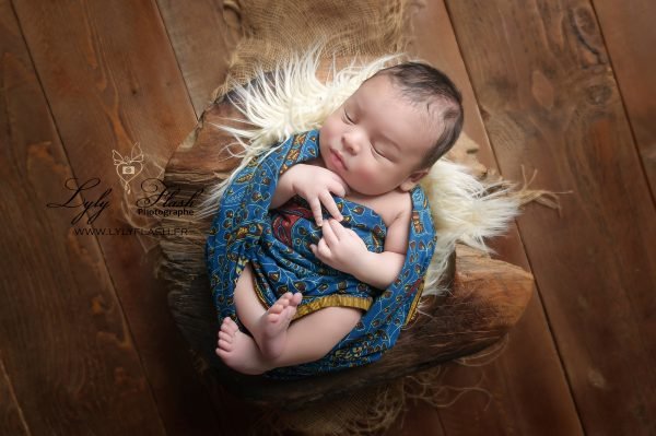 une belle photo d un nouveau-né métisses avec un wrap africain