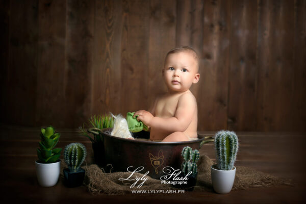 un petit garçon de Bagnols-en-Forêt est venu réalisé sa séance photo pour son premier anniversaire. Après une belle photo naissance sur le thème des cactus qui orne sa chambre, il était évident pour la photographe de reprendre cette plante pour la mettre a l'honneur au 1 an de bébé. Une photographie très posé , pour un petit garçon qui préféré observer plutôt que de rire au éclat. Un future penseur en herbe
