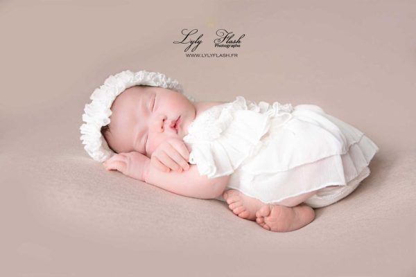 photographe naissance Bébé paisible photographié dans un décor naturel à Callian