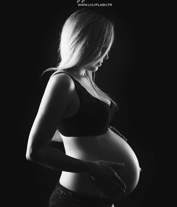 photographe-grossesse-seance-shooting-photo-femme-enceinte-studi photo de grossesse en studio n noir et blanc et jeu de lumi_ère sur draguignan