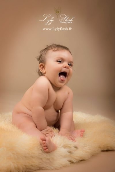 séance photo bébé un bébé hyper heureux qui va bientôt rire